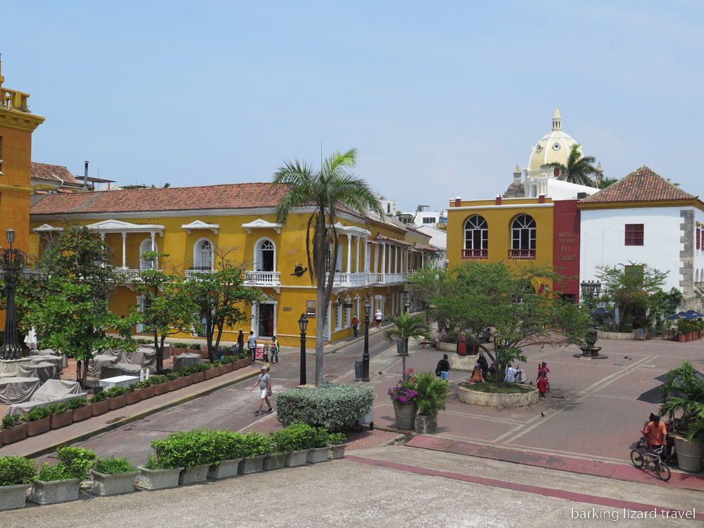 photo of a street scene in Cartagena's old town